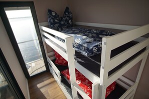 Room - Modernes festliegendes Hausboot mit großzügiger Dachterrasse und Ruderboot (Röbel/Müritz)