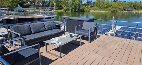 Property grounds - Modernes festliegendes Hausboot mit großzügiger Dachterrasse und Ruderboot (Röbel/Müritz)