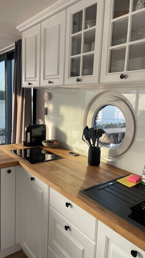 Private kitchen - Modernes festliegendes Hausboot mit großzügiger Dachterrasse und Ruderboot (Röbel/Müritz)