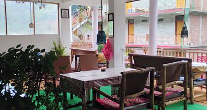 Fantastic 4-bedroom lodge in delightful Manali for your getaway