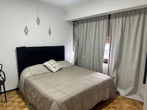 Cortinas blackout, ferros/tábuas de passar roupa, Wi-Fi de cortesia