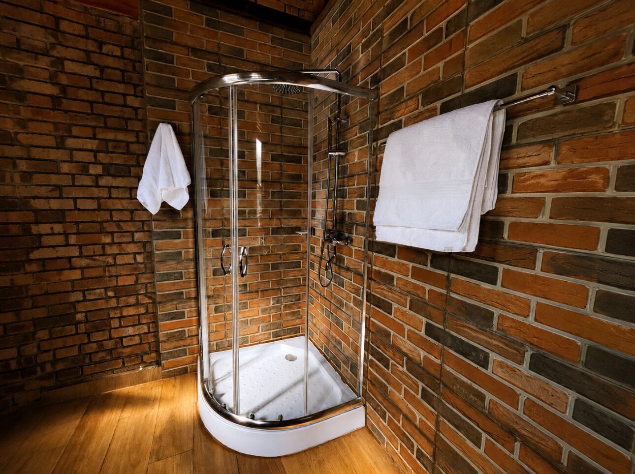 Ducha, toallas, jabón, papel higiénico