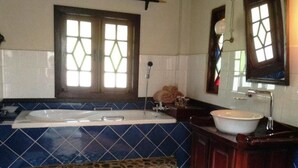 Bungalow superior, balcón, vista al río | Baño