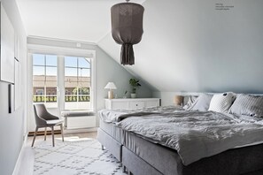 A bedroom with a bed, a chair, a desk, and a window. - Beautiful Family House near Bergs slussar (Linköping)