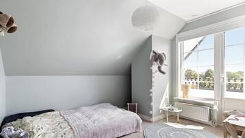 5 bedrooms, iron/ironing board, WiFi, bed sheets