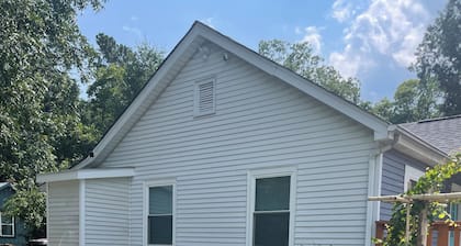 Cozy 2-bedroom house in delightful Roxboro with AC