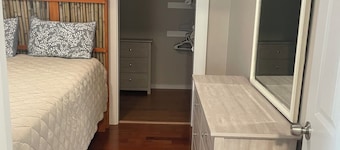 Cozy 2-bedroom house in delightful Roxboro with AC