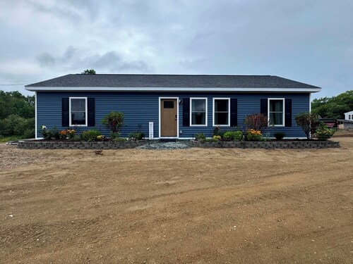 Cozy 3-bedroom house located on the beautiful coast of Sedgwick, Maine.