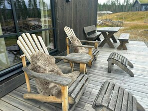 A wooden deck with Adirondack chairs and a picnic table. - Sunny retreat on Nesfjellet near alpine skiing (Buskerud)