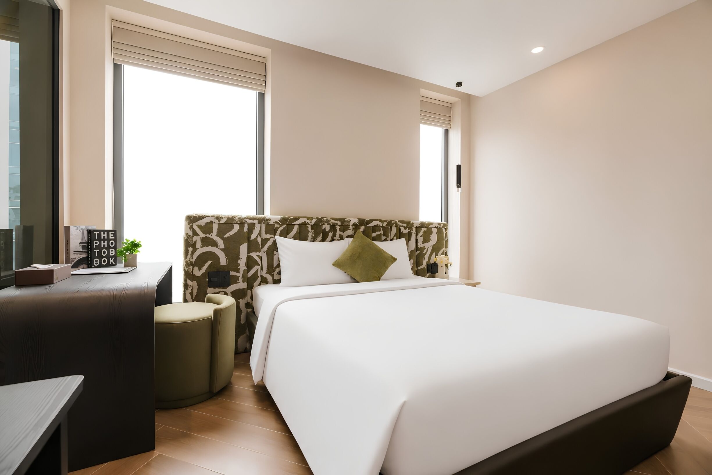 Un dormitorio moderno con una cama grande, un escritorio y una silla.
