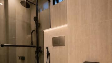 Deluxe-Doppelzimmer, Stadtblick | Badezimmer | Haartrockner, Handtücher, Seife, Shampoo