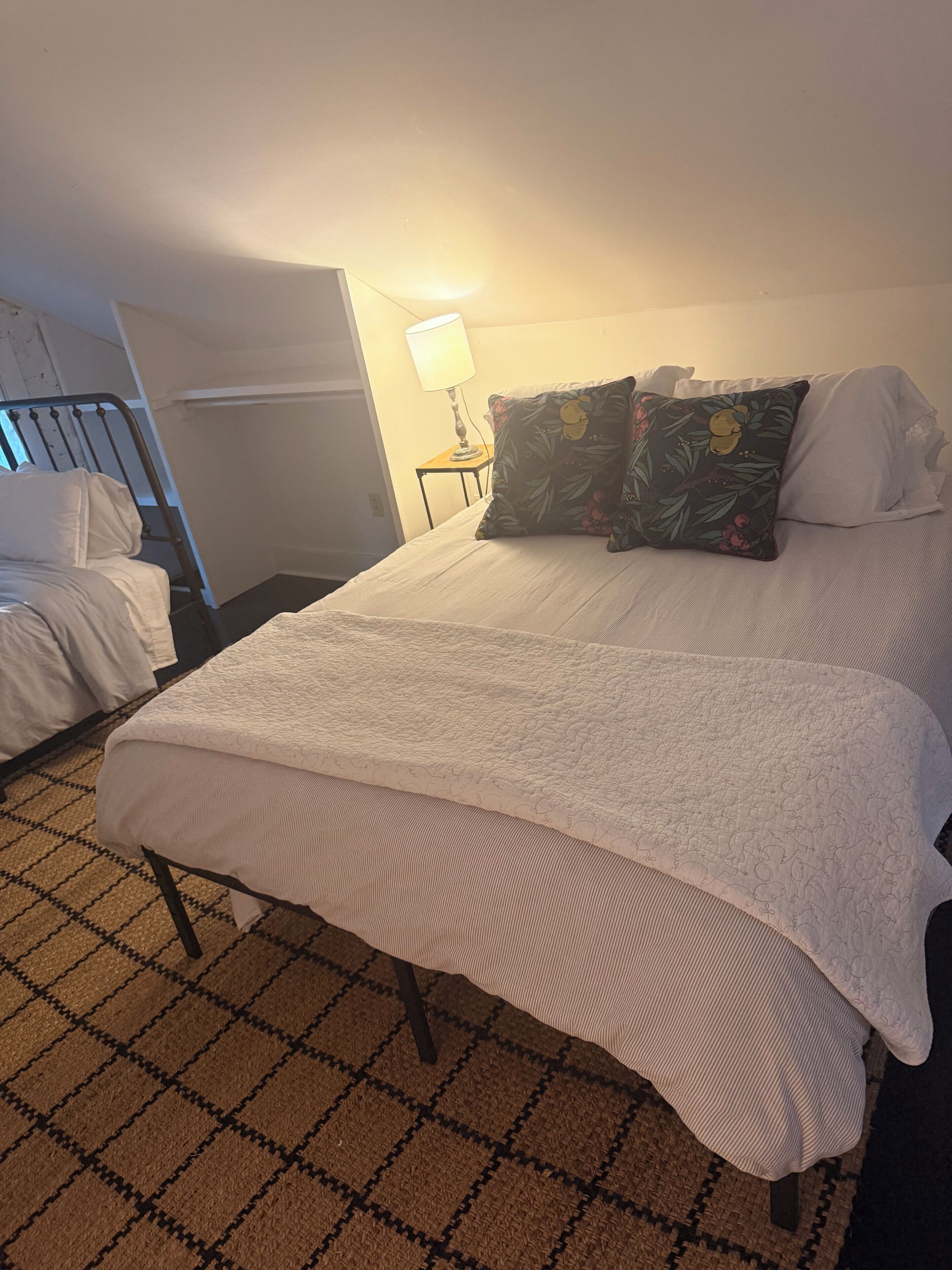 1 dormitorio, tabla de planchar con plancha, wifi y ropa de cama