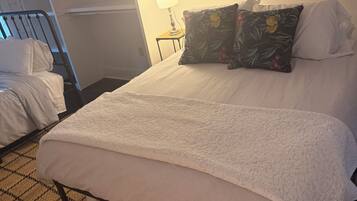 1 dormitorio, tabla de planchar con plancha, wifi y ropa de cama