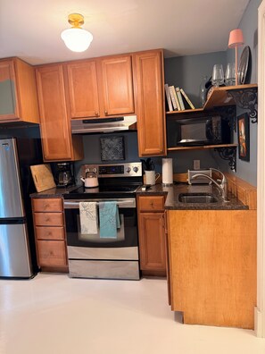 Private kitchen - Charming Garden Cottage in Historic Warrenton - Walk to Restaurants + Shops (Warrenton)