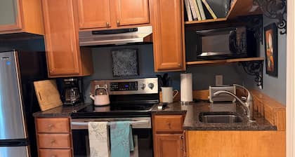 Charming Garden Cottage in Historic Warrenton - Walk to Restaurants + Shops