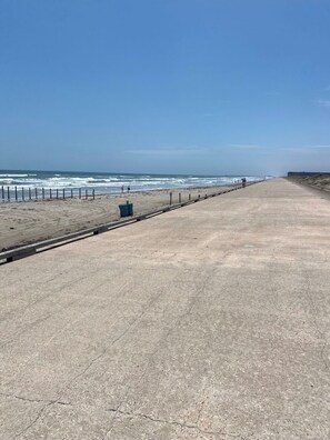 Beach - New build with secure boat parking. Two bed/two bath with pull out queen sleeper (Corpus Christi)