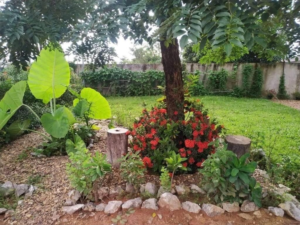 Habitación Deluxe doble, balcón, vistas al patio | Jardines del alojamiento