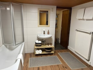 Een douche, een haardroger, handdoeken