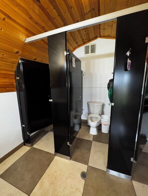 Shower, towels, toilet paper - Ten at the Ridge - cabin with AC minutes from Sturgis, SD (Sturgis)