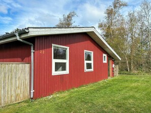A red building with two windows and a number '22' on the wall. - Timber house with large garden 70 m from beach (Knebel)