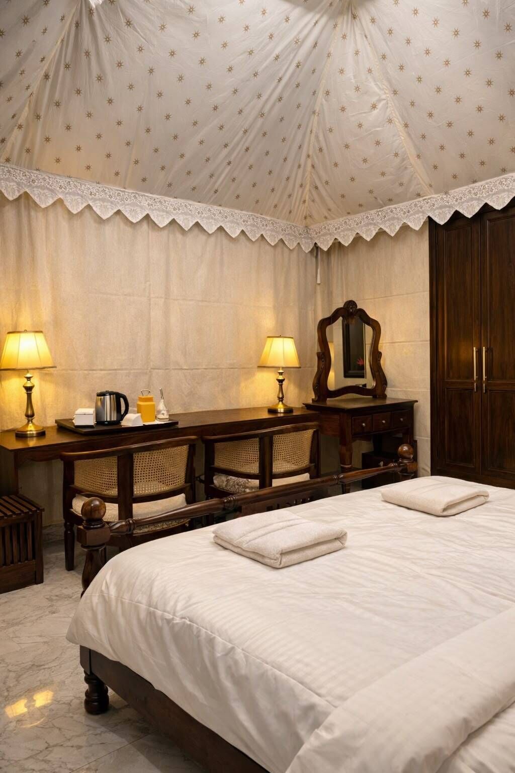 Travel crib, WiFi, bed sheets