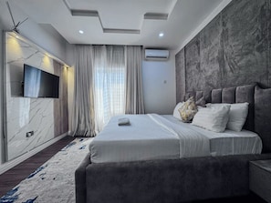 Tabla de planchar con plancha, wifi gratis y ropa de cama 
