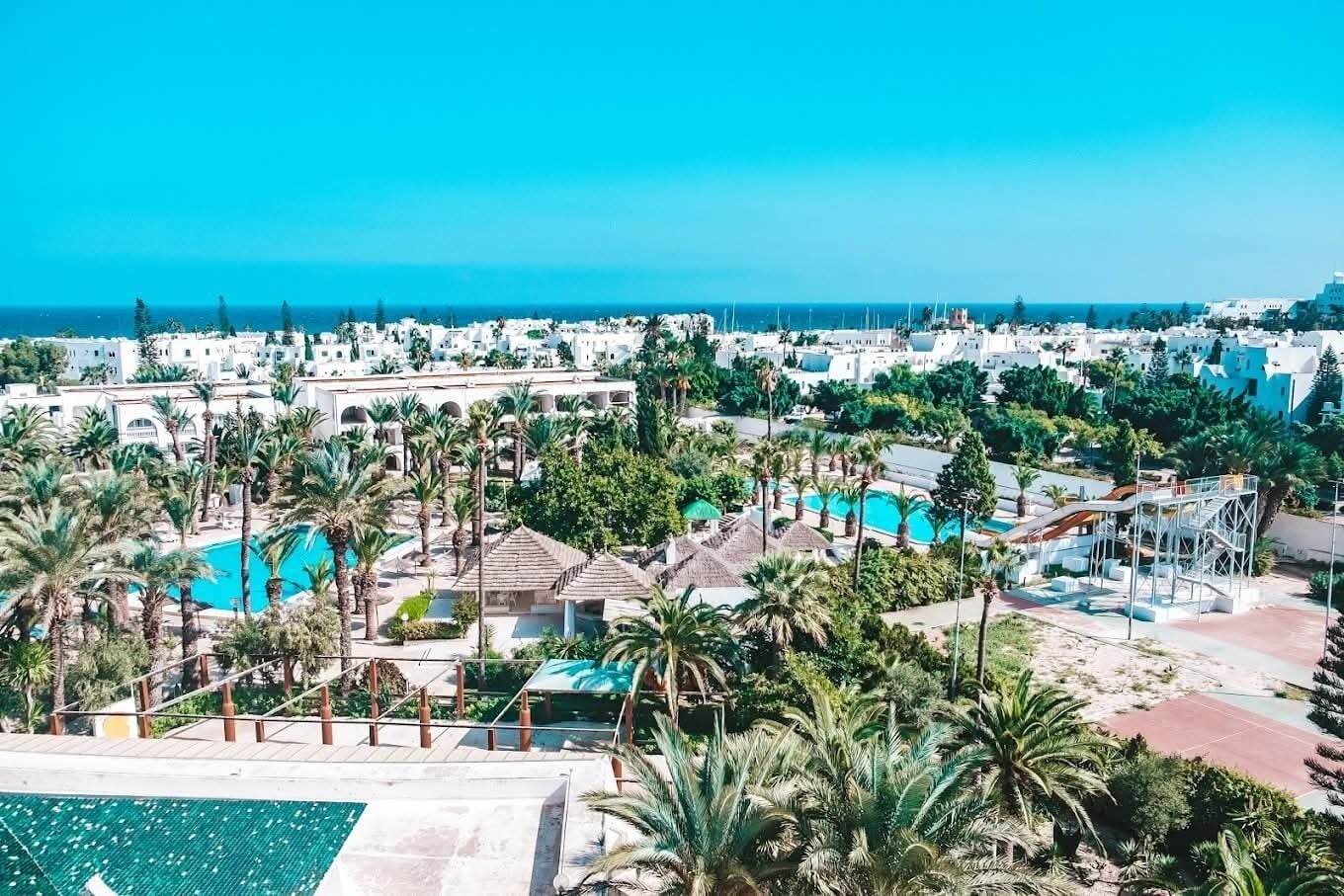 2 piscinas cubiertas, 2 piscinas al aire libre
