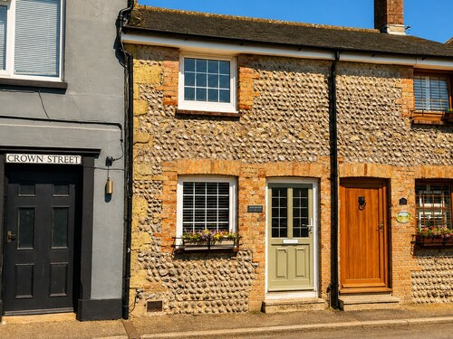 Crown Cottage - Charming Old Town Hideaway