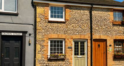 Crown Cottage - Charming Old Town Hideaway