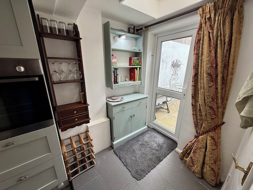Crown Cottage - Charming Old Town Hideaway