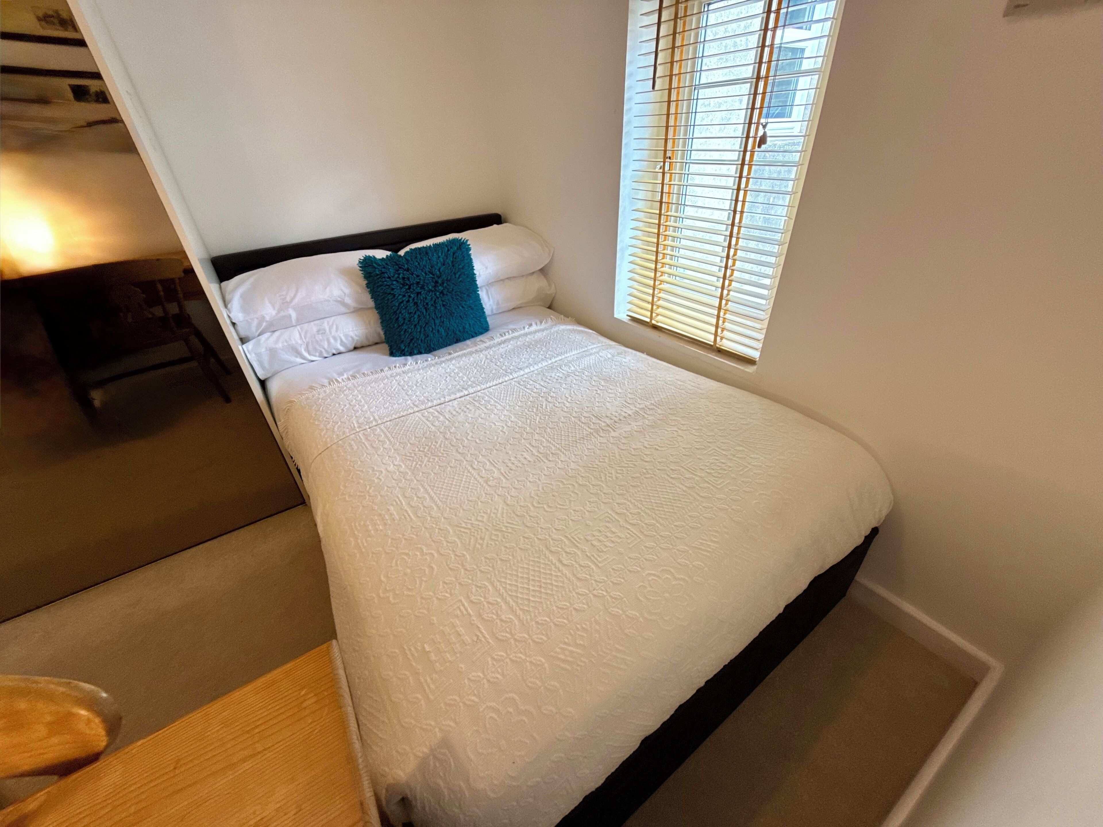 Tabla de planchar con plancha, wifi gratis, ropa de cama