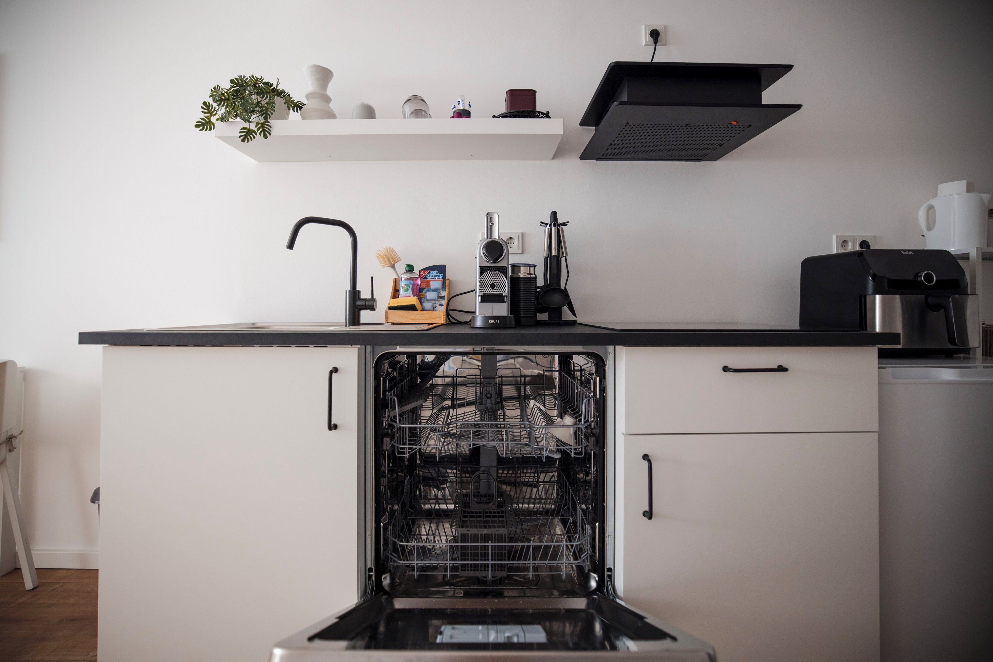Business Apartment | Private kitchen | Full-size fridge, microwave, stovetop, dishwasher