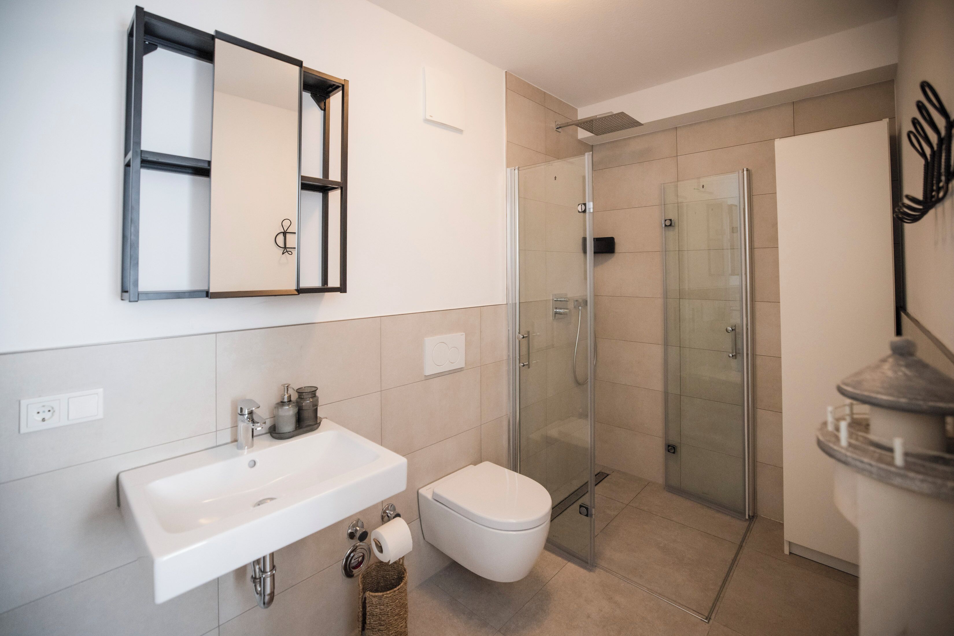 Business-Apartment | Badezimmer | Dusche, Handtücher, Toilettenpapier