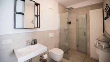 Business-Apartment | Badezimmer | Dusche, Handtücher, Toilettenpapier