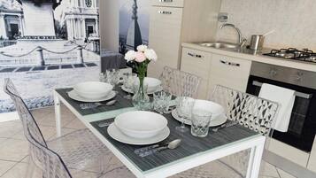 Una cocina moderna con comedor listo para una comida.