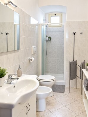 Bathroom - The Turin Suite (Torino)