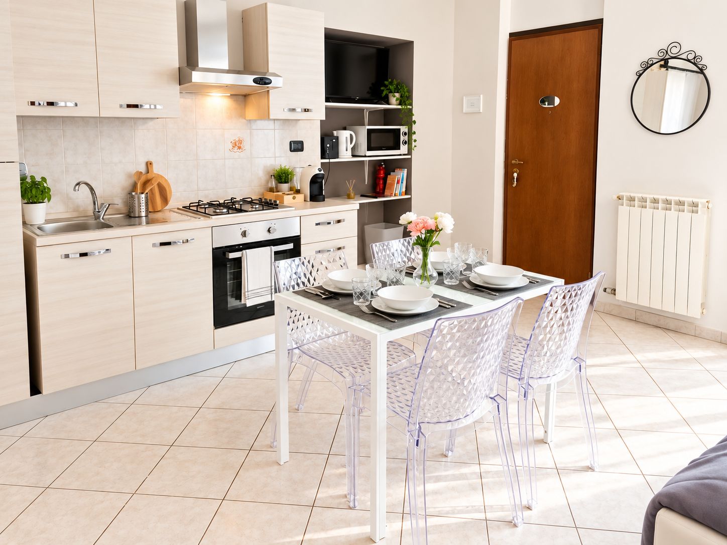 Una cucina moderna con zona pranzo, che include fornelli, forno e microonde.