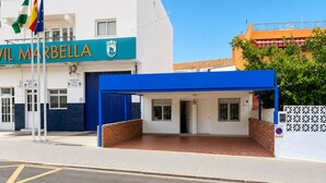 A building with a blue entrance canopy and a sign reading 'VIL MARBELLA'. - El Paraíso Apartment - Downtown Marbella - Free Parking (Marbella)