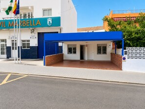 A building with a blue entrance canopy and a sign reading 'VIL MARBELLA'. - El Paraíso Apartment - Downtown Marbella - Free Parking (Marbella)