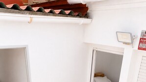 A compact room with a bed, a small table, and a window. - El Paraíso Apartment - Downtown Marbella - Free Parking (Marbella)
