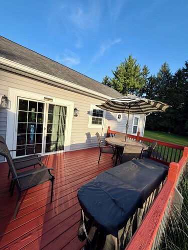 Modern 3 BR, 2.5 Bath Townhome / Sleeps 8 / Ideal for work or vacation!