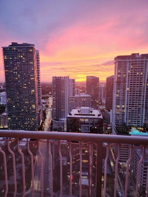 A cityscape at sunset with high-rise buildings and a clear sky. - Brickell Penthouse Breathtaking Views (Miami)