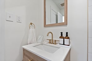 Haartrockner, Handtücher, Seife, Toilettenpapier