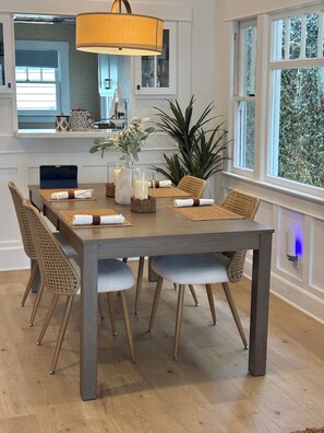 Dining - Peaceful 2-bedroom house with AC in Redondo Beach steps from the sand . (Redondo Beach)