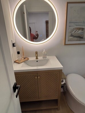 Shower, hair dryer, bidet, towels - Peaceful 2-bedroom house with AC in Redondo Beach steps from the sand . (Redondo Beach)