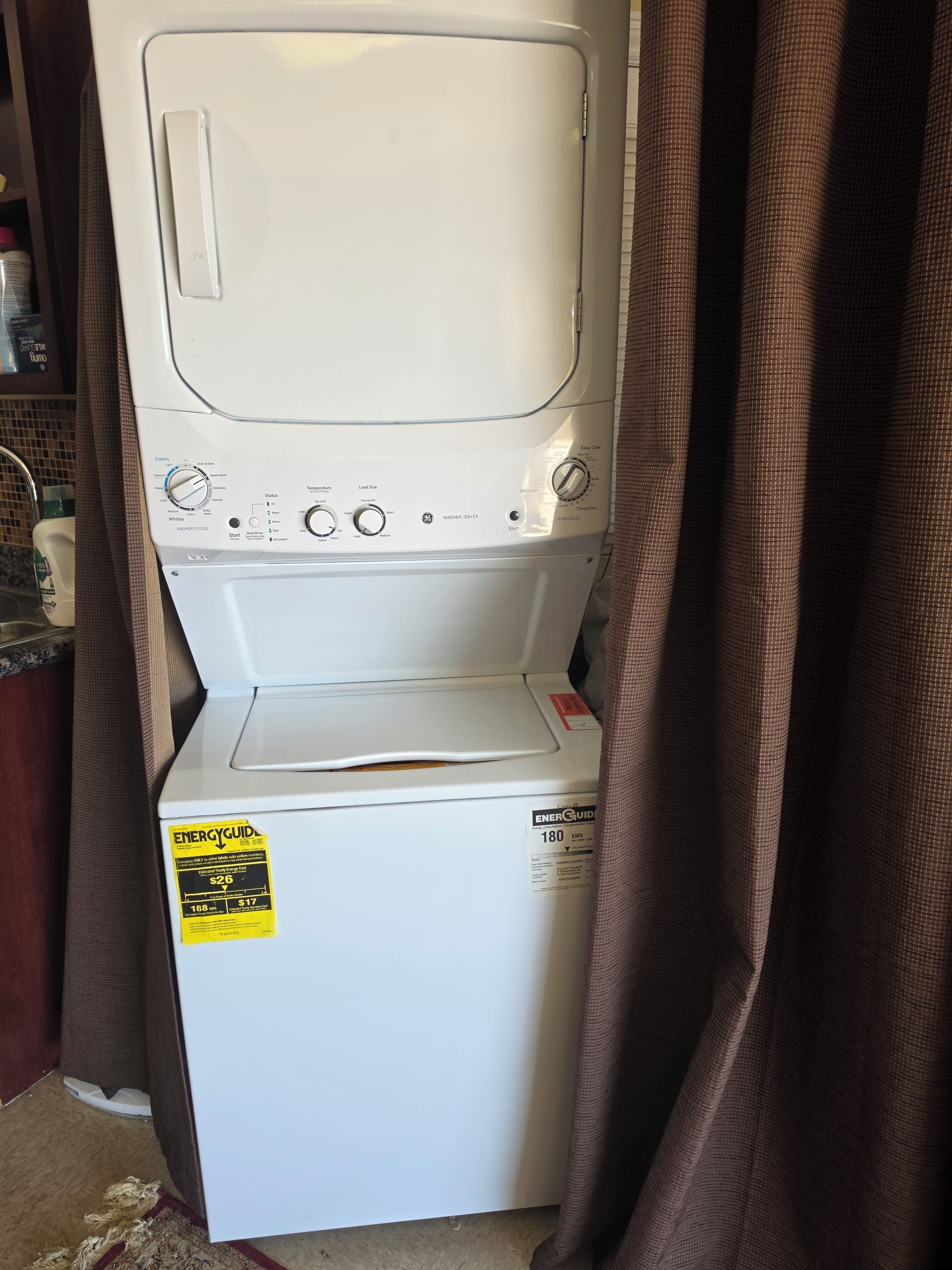 Una lavadora de carga frontal con panel de control, etiqueta energética y distintivo de certificación ENERGY STAR.