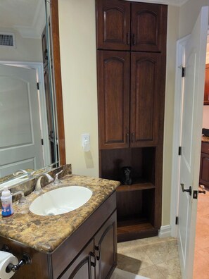 Shower, hair dryer, bidet, towels - Cozy 1-bedroom studio with AC in tranquil Los Angeles (Los Angeles)