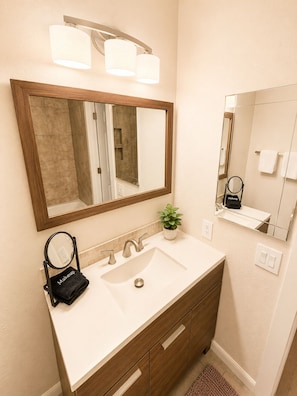 Hair dryer, towels, soap, toilet paper - Lakefront w/ boat dock, close to MTB trails and OZ Bike park and lift! (Bella Vista)