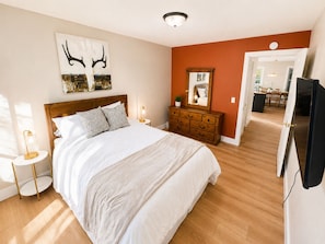 3 bedrooms, desk, iron/ironing board, free WiFi - Lakefront w/ boat dock, close to MTB trails and OZ Bike park and lift! (Bella Vista)