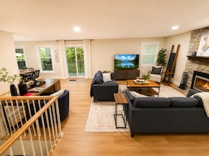 Smart TV, fireplace - Lakefront w/ boat dock, close to MTB trails and OZ Bike park and lift! (Bella Vista)